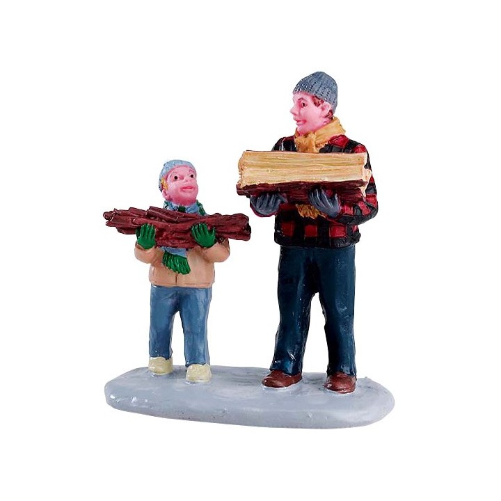 Père et son fils portant du bois Lemax