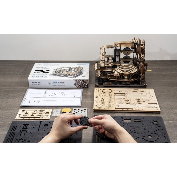 Maquette en bois animée Circuit de billes teint