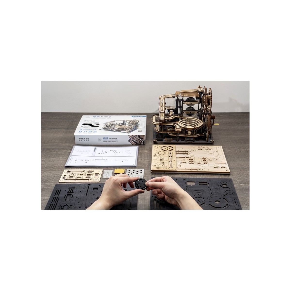 Maquette en bois animée Circuit de billes peint