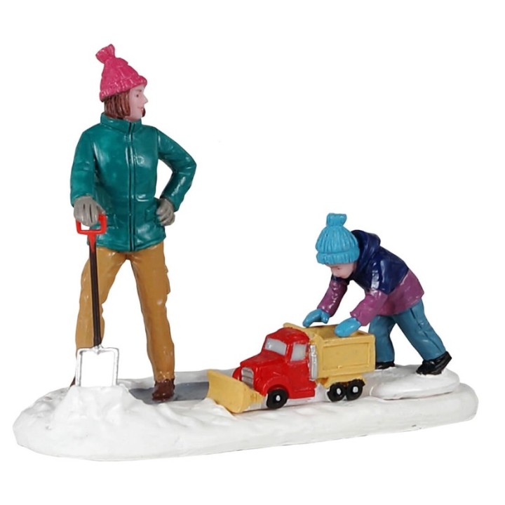 Maman et son fils qui déneigent Lemax Vail Village