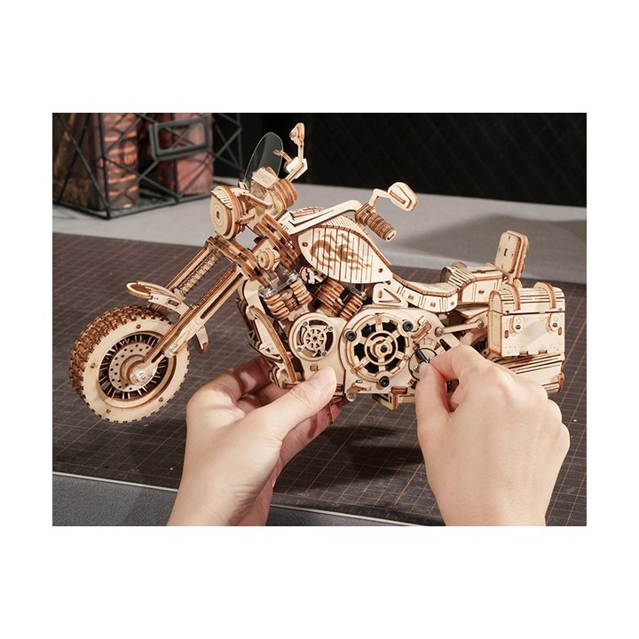 Maquette en bois moto animée