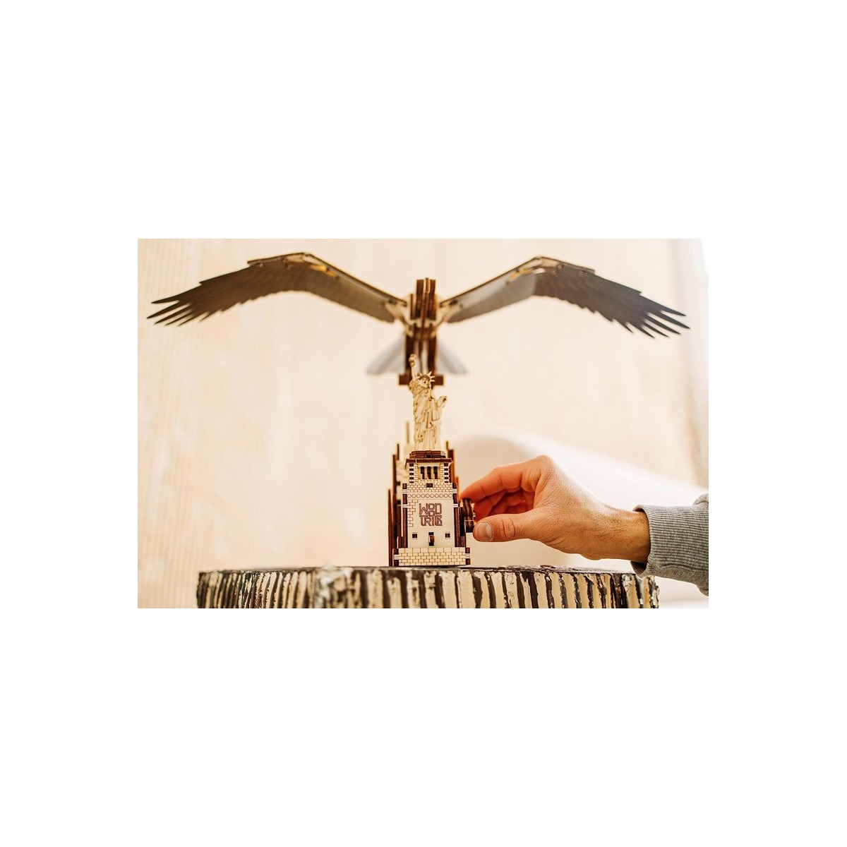 Maquette en bois animée Aigle survolant New York