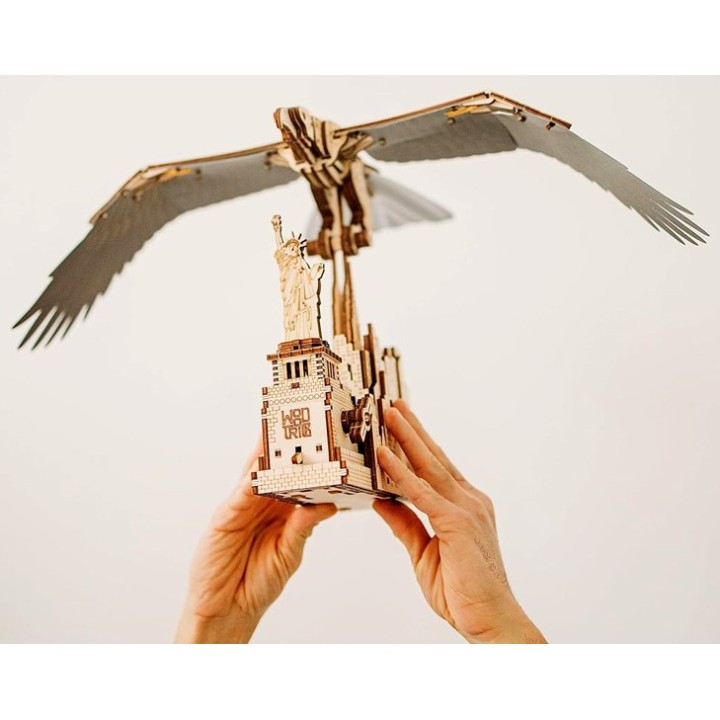 Maquette en bois animée Aigle survolant New York