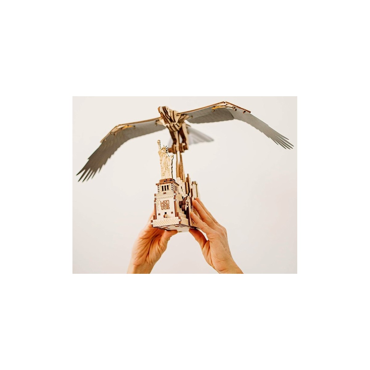 Maquette en bois animée Aigle survolant New York