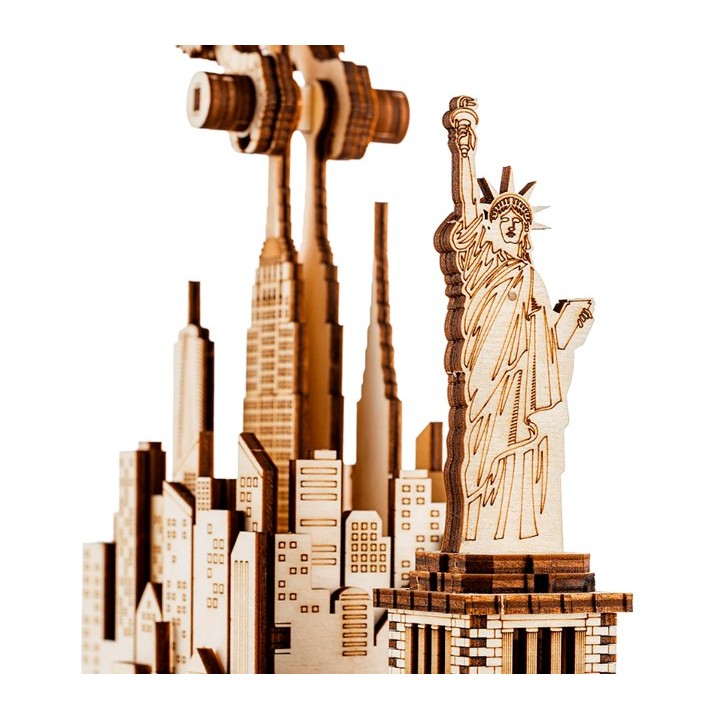 Maquette en bois animée Aigle survolant New York