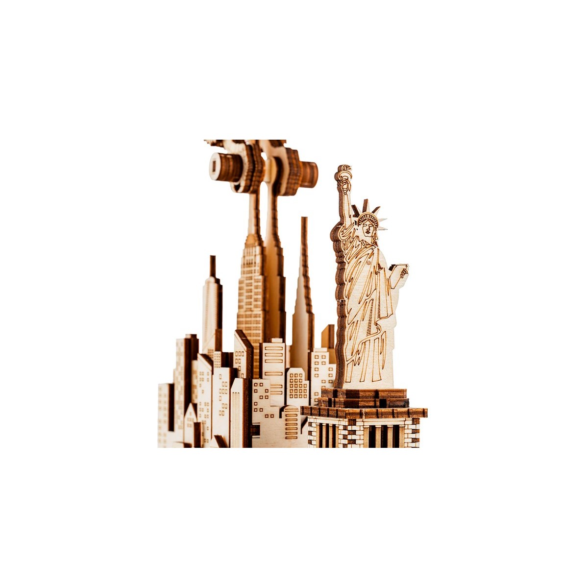 Maquette en bois animée Aigle survolant New York