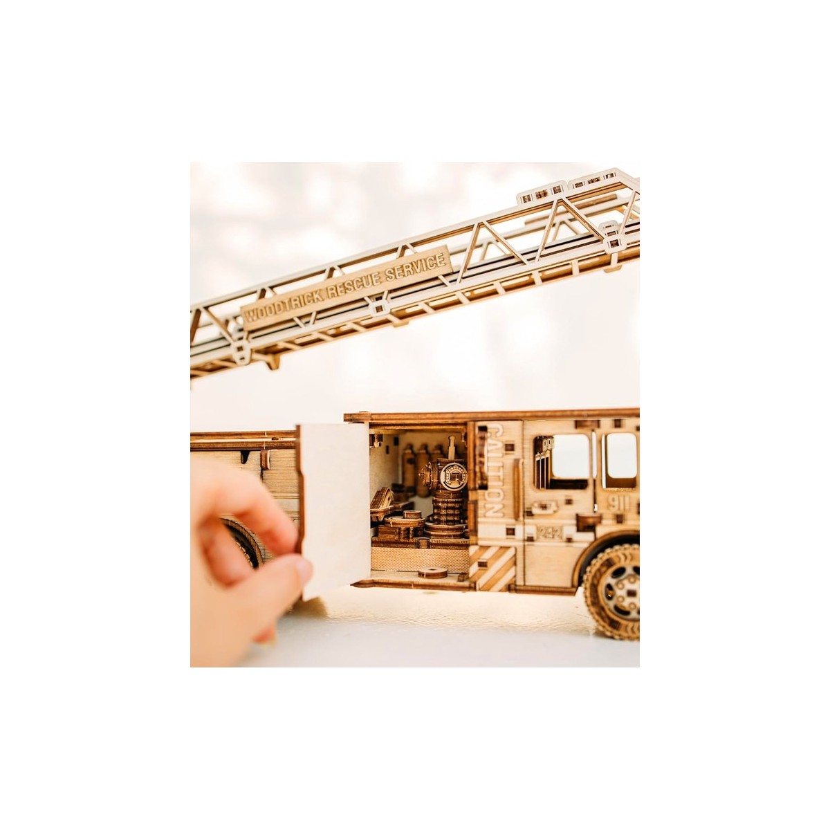Maquette en bois animée Camion de pompier