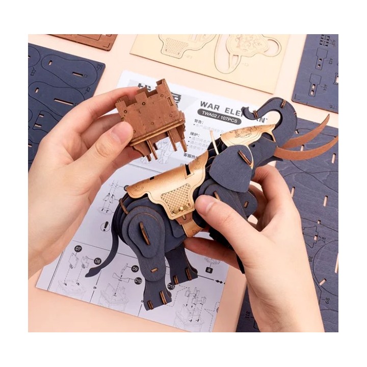 Maquette en bois colorée éléphant de combat