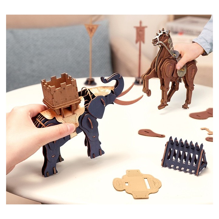 Maquette en bois colorée cheval de combat