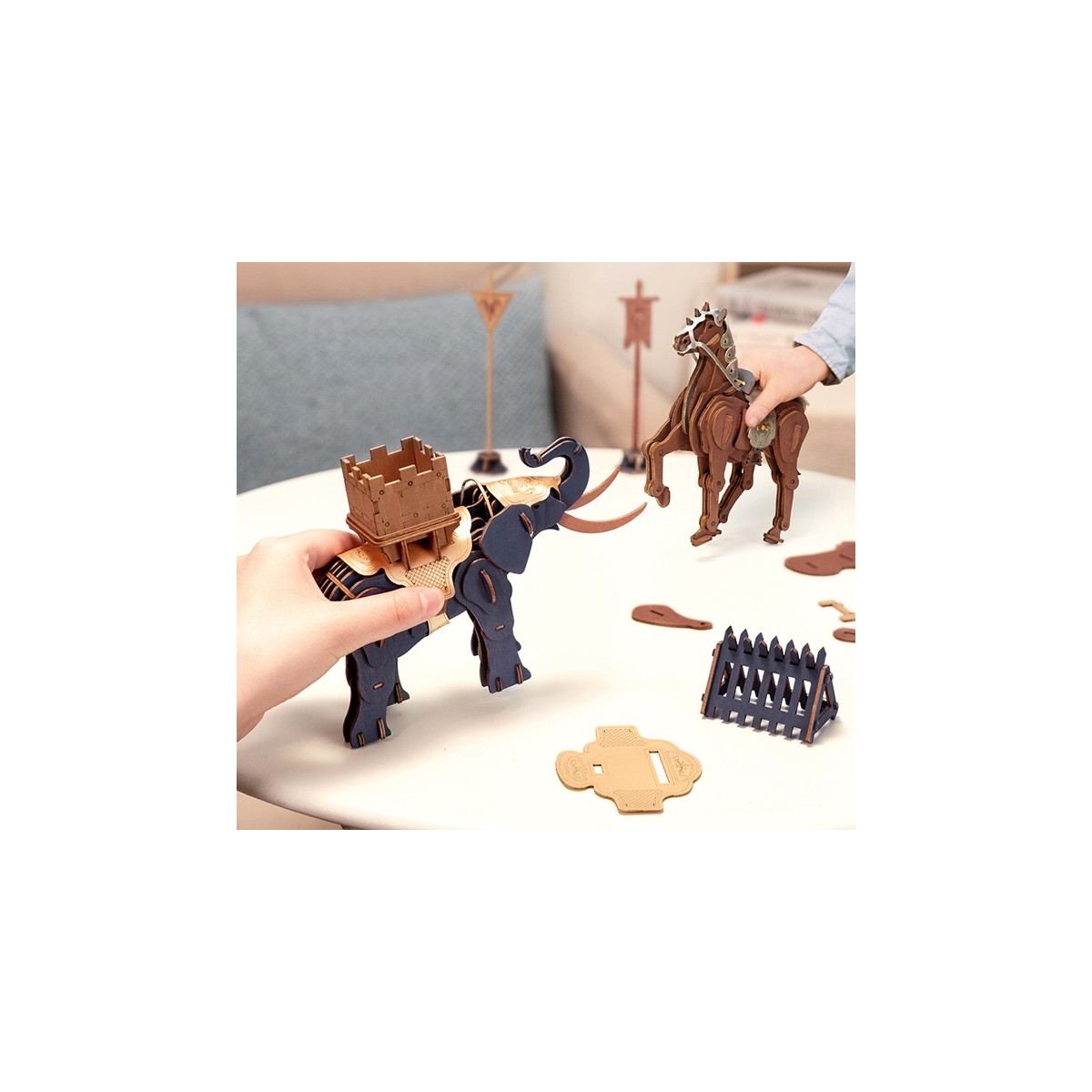 Maquette en bois colorée cheval de bataille