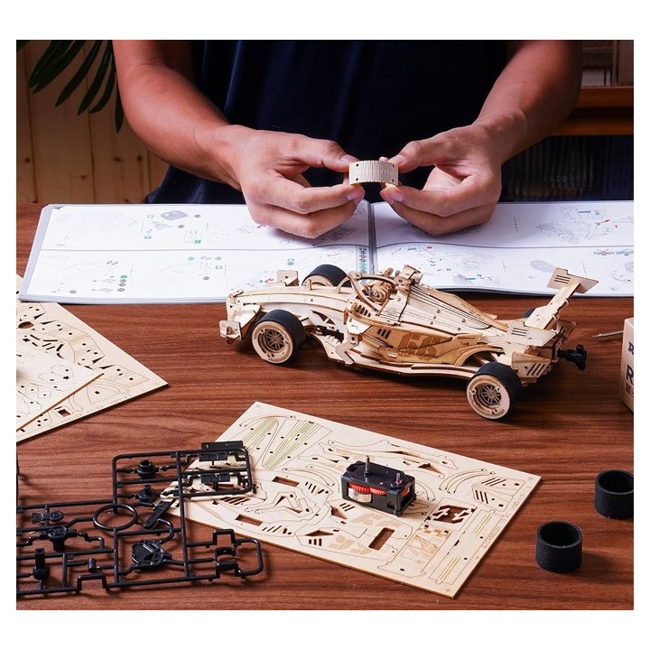 Maquette en bois animée Voiture de course