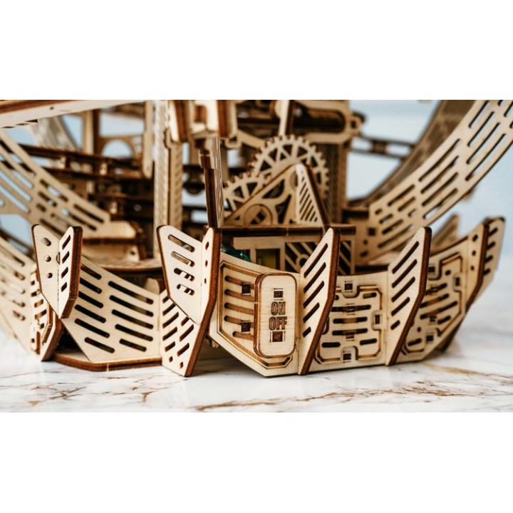 Maquette en bois animée Circuit de billes sphérique motorisé