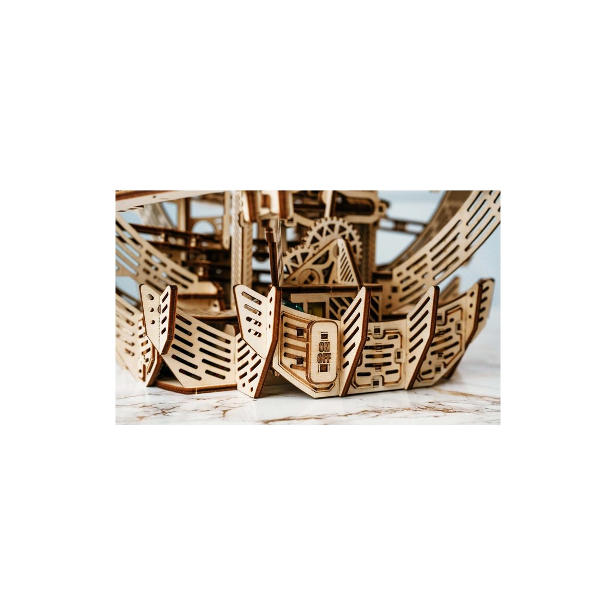 Maquette en bois animée Circuit de billes sphérique motorisé