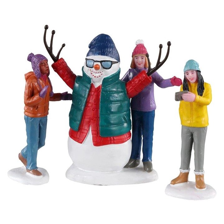Amies faisant un bonhomme de neige lot 3